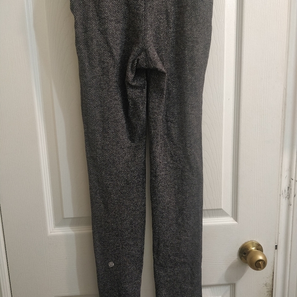 Lululemon size 4 High rise grey leggings - Picture 5 of 7